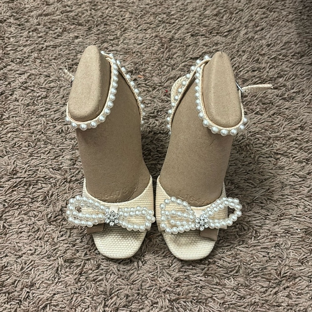 Pearl bow heals.
